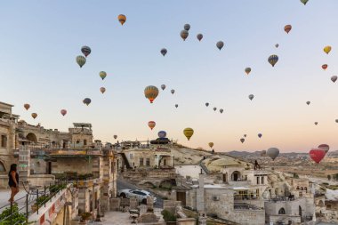 CAVUSIN, TURKEY 2023, Ağustos 08: Balon uçuşu, Kapadokya 'nın büyük turistik cazibesi. Kapadokya dünya çapında sıcak hava balonlarıyla uçmak için en iyi yer olarak bilinir.