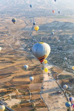 Balonla uçmak, Kapadokya 'nın büyük turistik cazibesi. Kapadokya dünya çapında sıcak hava balonlarıyla uçmak için en iyi yer olarak bilinir.