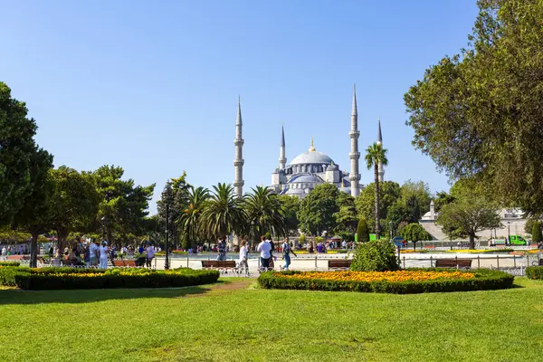 İstanbul 'daki Sultanahmet Camii' nin, Saltanahmet Park, Türkiye 'den güzel bir dış görünüşü var.