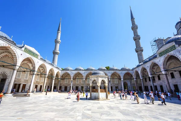 İstanbul, Türkiye 2023, Ağustos 03: İstanbul, Türkiye 'de Mavi Cami olarak bilinen Sultanahmet Camii' nin güzel manzarası