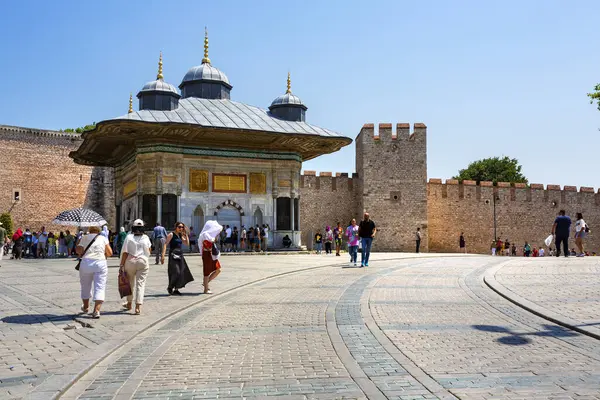 İSTANBUL, TURKEY 2023 Ağustos 03: İstanbul 'daki ünlü Topkapı Sarayı' nın güzel manzarası
