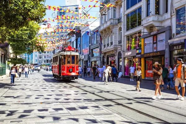 İSTANBUL, TURKEY 2023, Ağustos 04: İstiklal Caddesi, İstanbul 'un en ünlü caddelerinden biri.