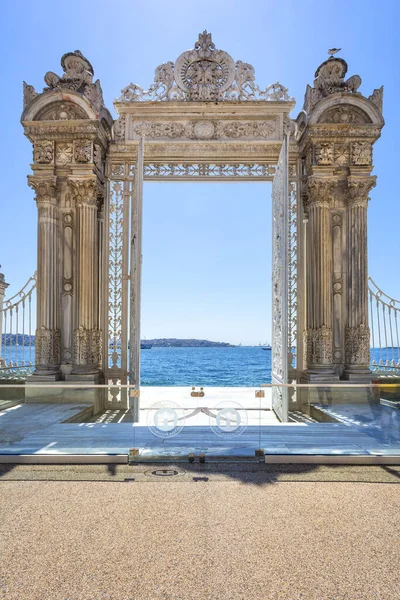 İstanbul, Türkiye 'deki Dolmabahçe Sarayı' nın güzel dış görünüşü