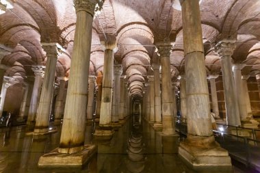 İstanbul, Türkiye 2023, Ağustos 03: İstanbul 'daki ünlü yeraltı Bazilika Sarnıcısının iç görünümü