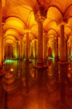 İstanbul, Türkiye 2023, Ağustos 03: İstanbul 'daki ünlü yeraltı Bazilika Sarnıcısının iç görünümü