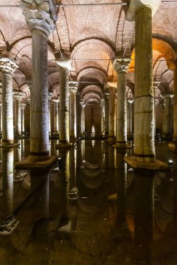 İstanbul, Türkiye 2023, Ağustos 03: İstanbul 'daki ünlü yeraltı Bazilika Sarnıcısının iç görünümü
