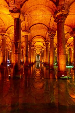 İstanbul, Türkiye 2023, Ağustos 03: İstanbul 'daki ünlü yeraltı Bazilika Sarnıcısının iç görünümü