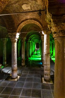 İstanbul, Türkiye 2023, Ağustos 03: İstanbul 'daki ünlü yeraltı Bazilika Sarnıcısının iç görünümü