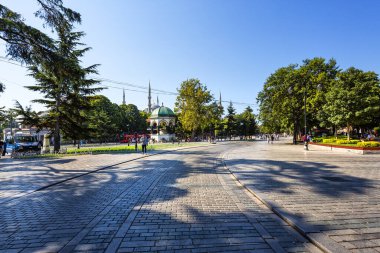 İstanbul, Türkiye 2023 Ağustos: İstanbul, Türkiye 'de Sultanahmet' in Bizans Hipodromu 'ndaki Kayzer Wilhelm Çeşmesi