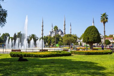 İstanbul 'daki Sultanahmet Camii' nin, Saltanahmet Park, Türkiye 'den güzel bir dış görünüşü var.