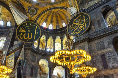 İstanbul, Türkiye 2023, Ağustos 03: İstanbul, Türkiye 'deki Ayasofya Camii' nin içi çok güzel.