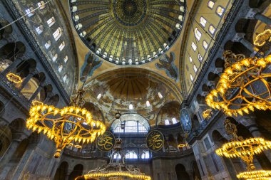 İstanbul, Türkiye 2023, Ağustos 03: İstanbul, Türkiye 'deki Ayasofya Camii' nin içi çok güzel.