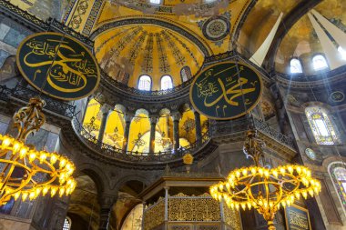 İstanbul, Türkiye 2023, Ağustos 03: İstanbul, Türkiye 'deki Ayasofya Camii' nin içi çok güzel.