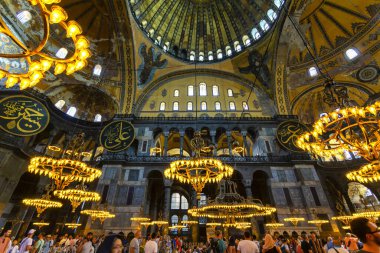 İstanbul, Türkiye 2023, Ağustos 03: İstanbul, Türkiye 'deki Ayasofya Camii' nin içi çok güzel.