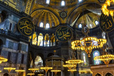 İstanbul, Türkiye 2023, Ağustos 03: İstanbul, Türkiye 'deki Ayasofya Camii' nin içi çok güzel.