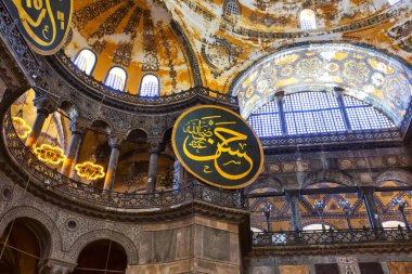 İstanbul, Türkiye 2023, Ağustos 03: İstanbul, Türkiye 'deki Ayasofya Camii' nin içi çok güzel.