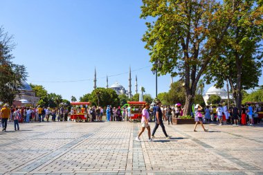 İstanbul, Türkiye 2023, Ağustos 03: Sultanahmet Parkı 'ndan İstanbul' daki Mavi Cami 'nin dış manzarası çok güzel