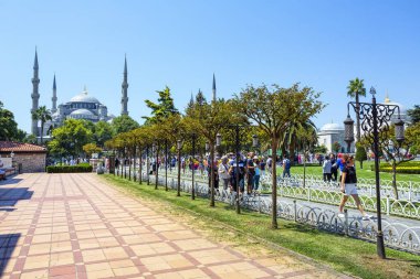İstanbul, Türkiye 2023, Ağustos 03: Mavi Cami 'nin İstanbul' daki Sultanahmet Camii 'nin dış manzarası, Saltanahmet Park, Türkiye