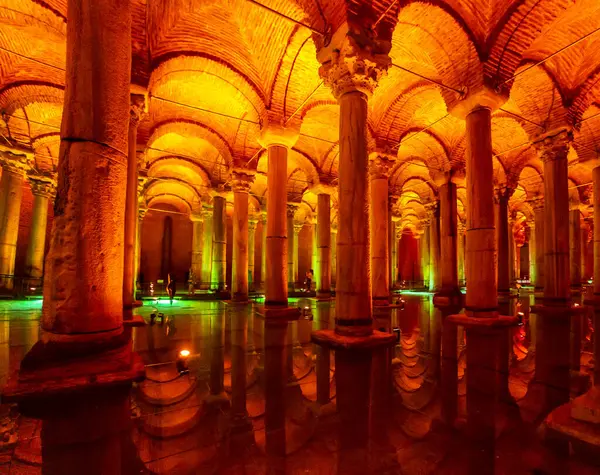 İstanbul, Türkiye 2023, Ağustos 03: İstanbul 'daki ünlü yeraltı Bazilika Sarnıcısının iç görünümü