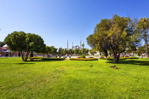 İstanbul 'daki Sultanahmet Camii' nin, Saltanahmet Park, Türkiye 'den güzel bir dış görünüşü var.