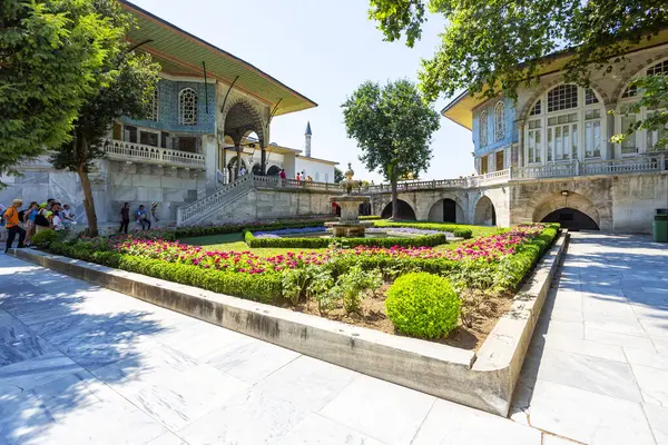 İSTANBUL, TURKEY 2023 Ağustos 03: İstanbul 'daki ünlü Topkapı Sarayı' nın güzel manzarası