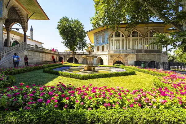 İSTANBUL, TURKEY 2023 Ağustos 03: İstanbul 'daki ünlü Topkapı Sarayı' nın güzel manzarası
