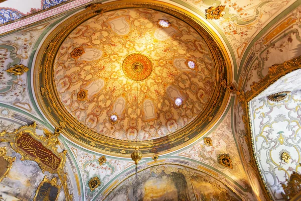 İSTANBUL, TURKEY 2023 Ağustos 03: İstanbul 'daki ünlü Topkapı Sarayı' nın güzel manzarası