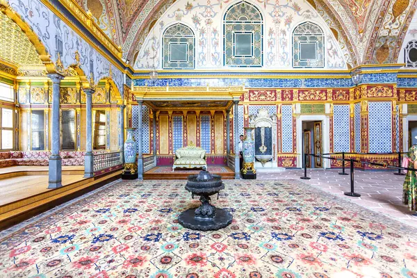 İSTANBUL, TURKEY 2023 Ağustos 03: İstanbul 'daki ünlü Topkapı Sarayı' nın güzel manzarası