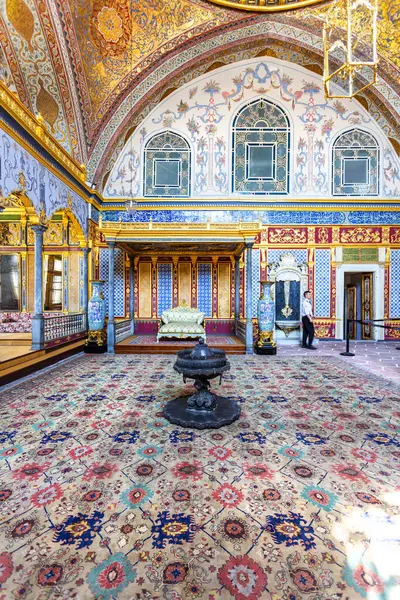 İSTANBUL, TURKEY 2023 Ağustos 03: İstanbul 'daki ünlü Topkapı Sarayı' nın güzel manzarası