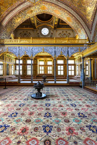 İSTANBUL, TURKEY 2023 Ağustos 03: İstanbul 'daki ünlü Topkapı Sarayı' nın güzel manzarası