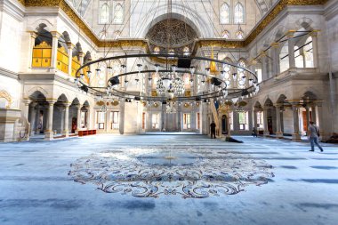 İSTANBUL, TURKEY 2023, Ağustos 03: İstanbul, Türkiye 'deki Büyük Pazar yakınlarındaki Nuruosmaniye Camii' nin güzel bir manzarası
