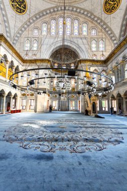İSTANBUL, TURKEY 2023, Ağustos 03: İstanbul, Türkiye 'deki Büyük Pazar yakınlarındaki Nuruosmaniye Camii' nin güzel bir manzarası