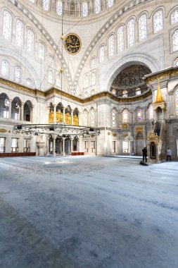 İSTANBUL, TURKEY 2023, Ağustos 03: İstanbul, Türkiye 'deki Büyük Pazar yakınlarındaki Nuruosmaniye Camii' nin güzel bir manzarası