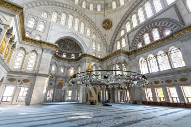 İSTANBUL, TURKEY 2023, Ağustos 03: İstanbul, Türkiye 'deki Büyük Pazar yakınlarındaki Nuruosmaniye Camii' nin güzel bir manzarası