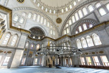 İSTANBUL, TURKEY 2023, Ağustos 03: İstanbul, Türkiye 'deki Büyük Pazar yakınlarındaki Nuruosmaniye Camii' nin güzel bir manzarası
