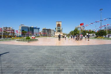 İSTANBUL, TURKEY 2023, Ağustos 04: İstanbul, Tuukey 'deki Atatürk heykeliyle Taksim Meydan' ın güzel manzarası