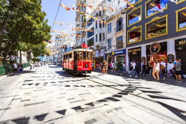 İSTANBUL, TURKEY 2023, Ağustos 04: İstiklal Caddesi, İstanbul 'un en ünlü caddelerinden biri.
