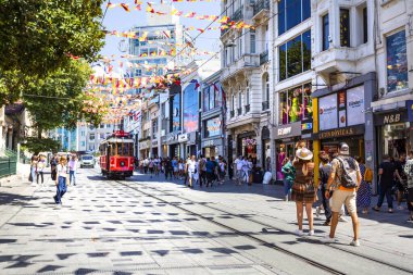 İSTANBUL, TURKEY 2023, Ağustos 04: İstiklal Caddesi, İstanbul 'un en ünlü caddelerinden biri.