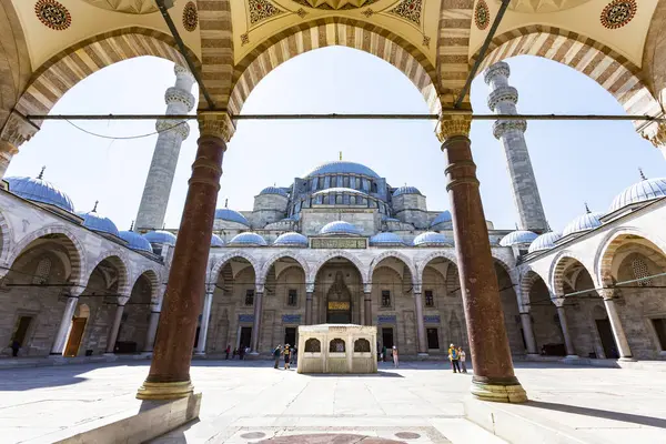 İSTANBUL, TURKEY 2023, Ağustos 04: Süleyman Camii, Süleyman Camii 'nin İstanbul, Türkiye' deki güzel manzarası