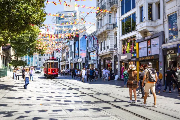 İSTANBUL, TURKEY 2023, Ağustos 04: İstiklal Caddesi, İstanbul 'un en ünlü caddelerinden biri.