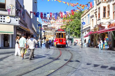 İSTANBUL, TURKEY 2023, Ağustos 04: İstiklal Caddesi, İstanbul 'un en ünlü caddelerinden biri.