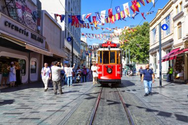 İSTANBUL, TURKEY 2023, Ağustos 04: İstiklal Caddesi, İstanbul 'un en ünlü caddelerinden biri.