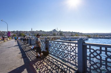 İSTANBUL, TURKEY 2023 Ağustos 04: Galata Koprusu. İstanbul 'daki Balıkçı Köprüsü olarak da bilinen Galata Köprüsü