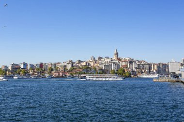 İSTANBUL, TURKEY 2023, Ağustos 04: İstanbul 'un güzel manzarası ve Türkiye' nin Galata Köprüsü 'nden Altın Boynuz