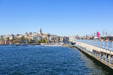İSTANBUL, TURKEY 2023, Ağustos 04: İstanbul 'un güzel manzarası ve Türkiye' nin Galata Köprüsü 'nden Altın Boynuz
