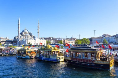 İSTANBUL, TURKEY 2023, Ağustos 04: Eminonu limanı, İstanbul, Türkiye 'de Yeni Cami Camii' nin güzel manzarası