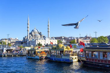 İSTANBUL, TURKEY 2023, Ağustos 04: Eminonu limanı, İstanbul, Türkiye 'de Yeni Cami Camii' nin güzel manzarası