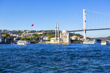 İSTANBUL, TURKEY 2023, Ağustos 04: İstanbul ve Ortakoy Camii 'nin İstanbul, Türkiye' deki bir gemi gezisi sırasında güzel manzarası