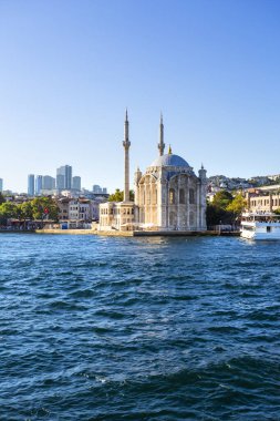 İSTANBUL, TURKEY 2023, Ağustos 04: İstanbul ve Ortakoy Camii 'nin İstanbul, Türkiye' deki bir gemi gezisi sırasında güzel manzarası