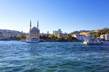 İSTANBUL, TURKEY 2023, Ağustos 04: İstanbul ve Ortakoy Camii 'nin İstanbul, Türkiye' deki bir gemi gezisi sırasında güzel manzarası